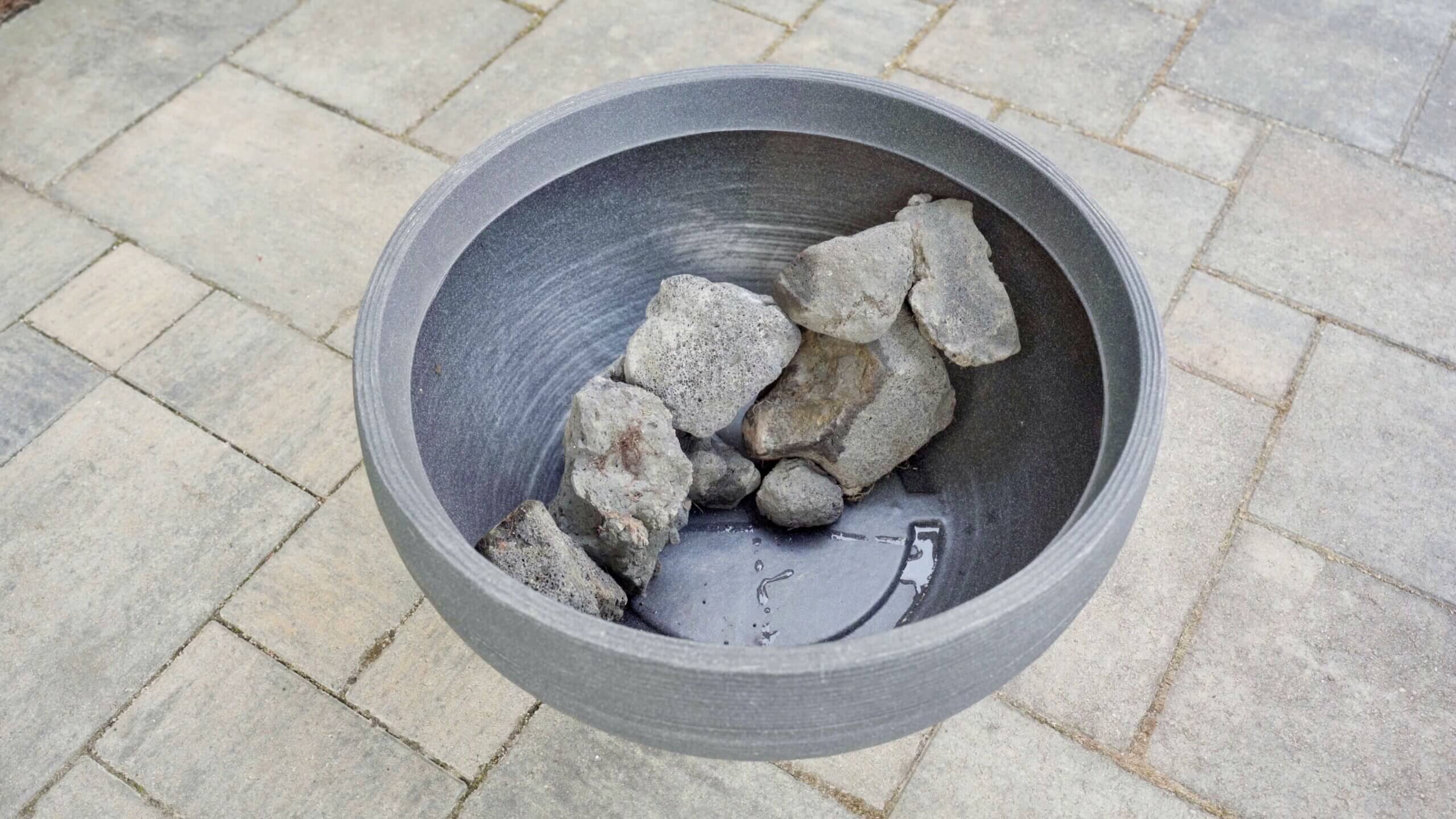 Pflanzschale mit Steinen zur Vorbereitung des Miniteichs