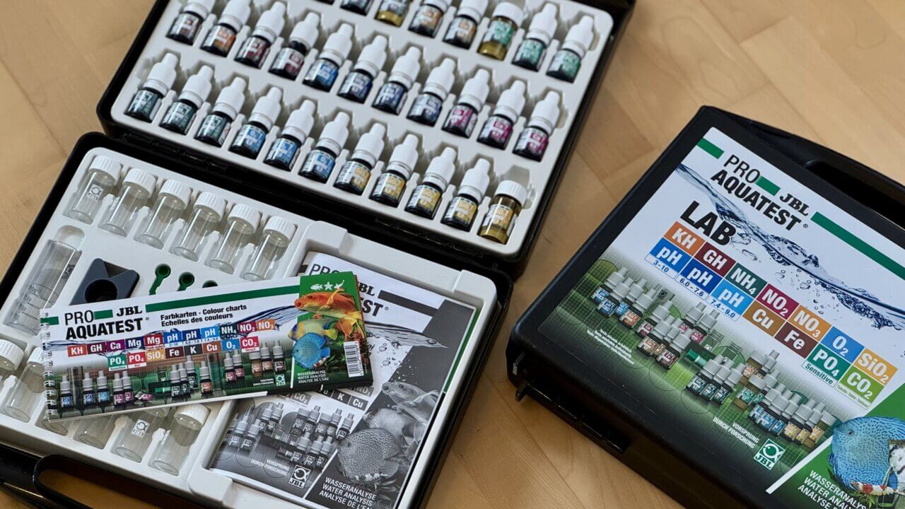 JBL Pro Aquatest Lab – umfangreicher Wassertestkoffer als praktisches Geschenk für Aquarianer.