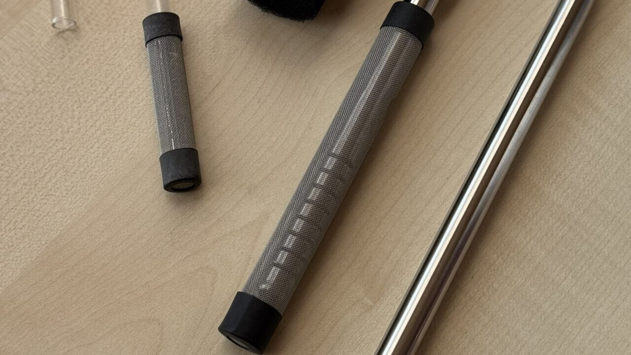 Edelstahl Filterguard montiert am Ansaugrohr eines Aquarienfilters