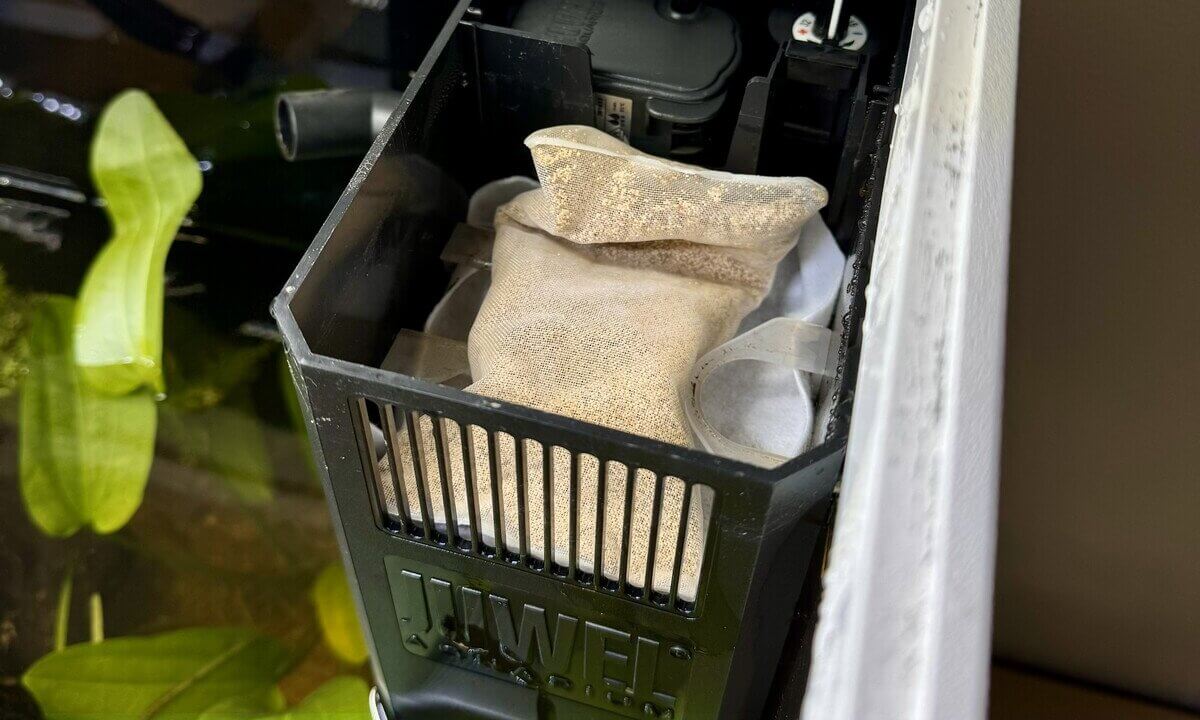Purigen im 100 ml Beutel eingesetzt im Juwel-Innenfilter eines Aquariums