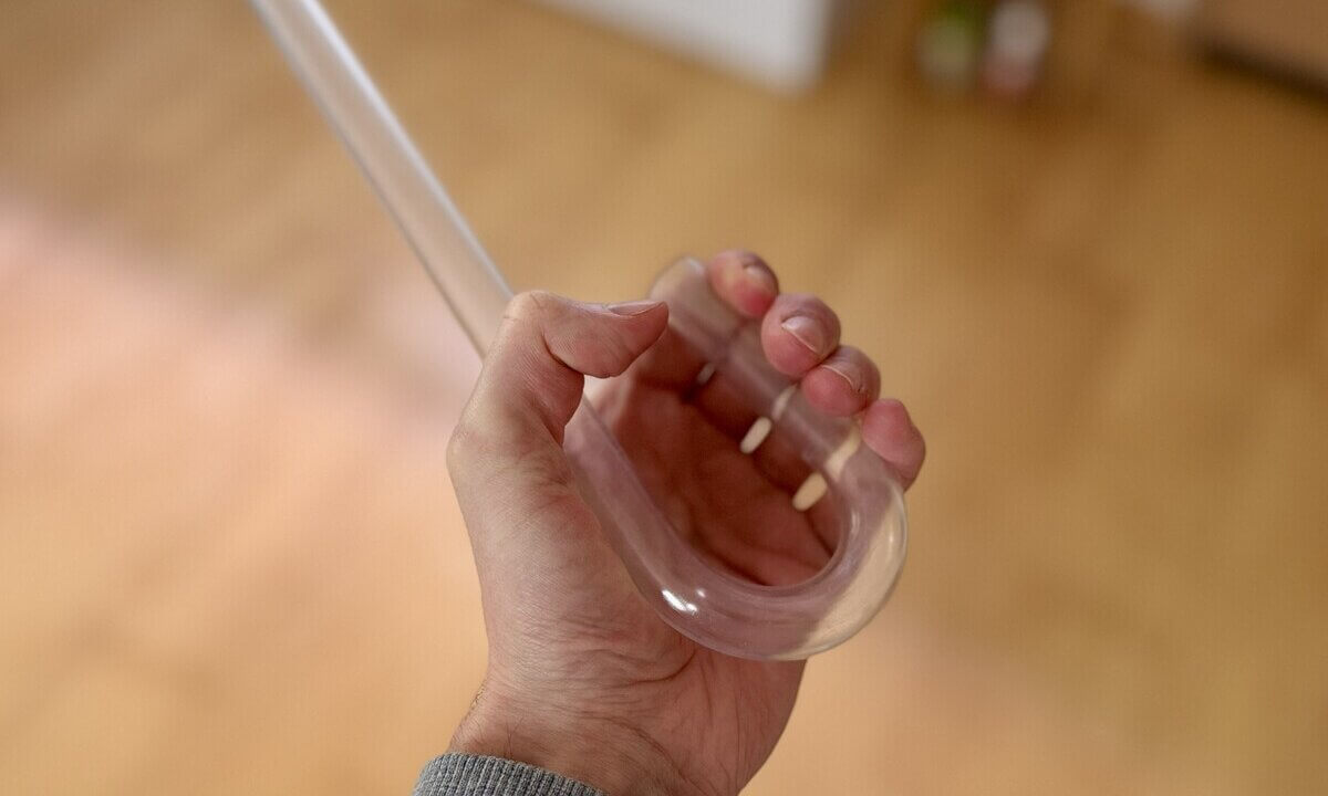 PETG Filterrohr von Aquario wird gebogen zur Demonstration der Stabilität