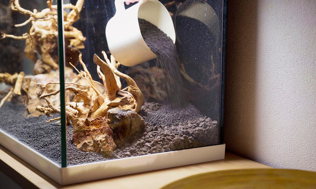 Aquasoil Bodengrund in ein Aquarium einfüllen