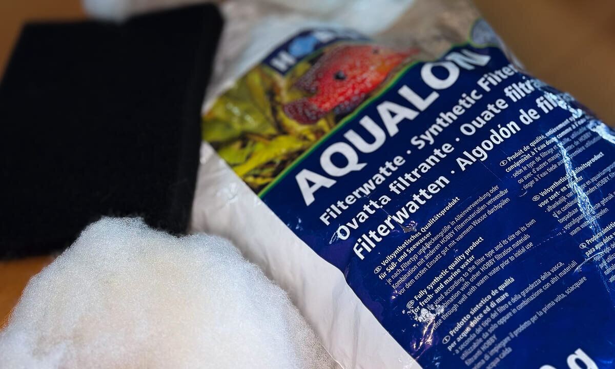 Filterwatte und schwarze Filtermatte zum Ausstopfen von Lücken im Hardscape eines Aquariums