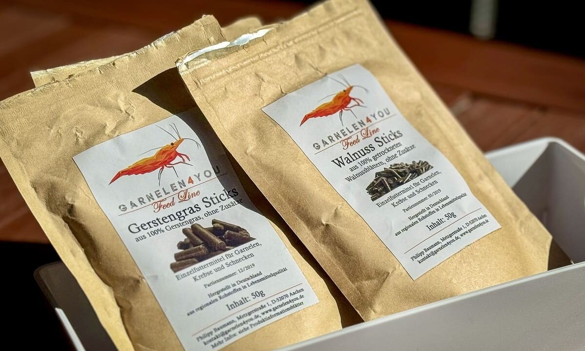 Garnelensticks als Futter für Garnelen und Schnecken im Aquarium