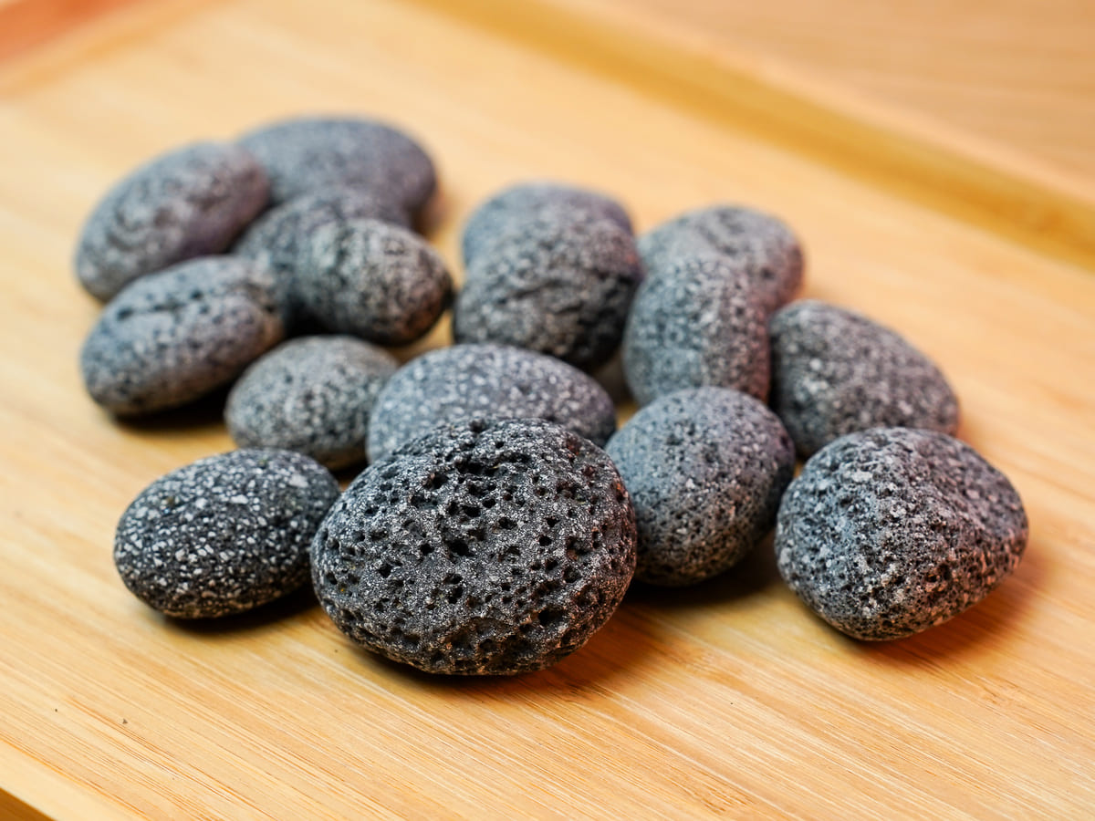 Lava Pebbles als dekoratives Hardscape für Flaschengärten und geschlossene Terrarien