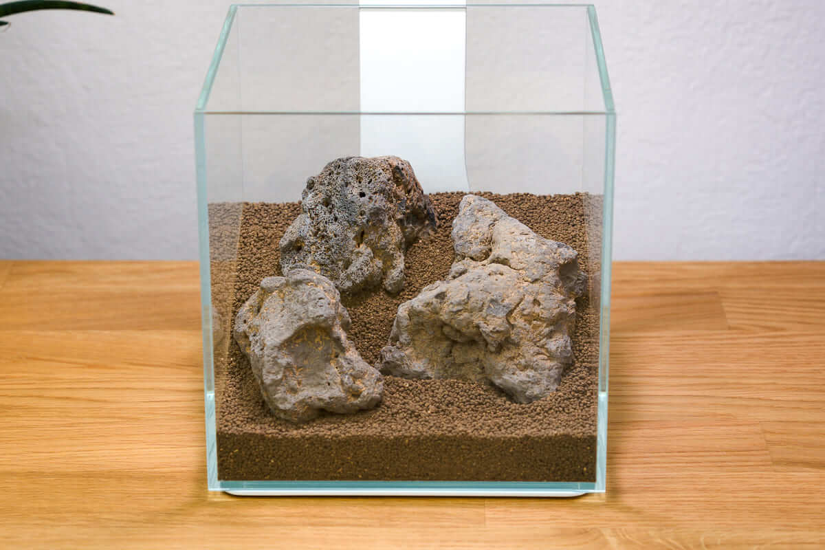 Hardscape-Aufbau des Mini-Terrariums mit Lava Rocks und Aquarium Soil im 17 cm Würfelbecken