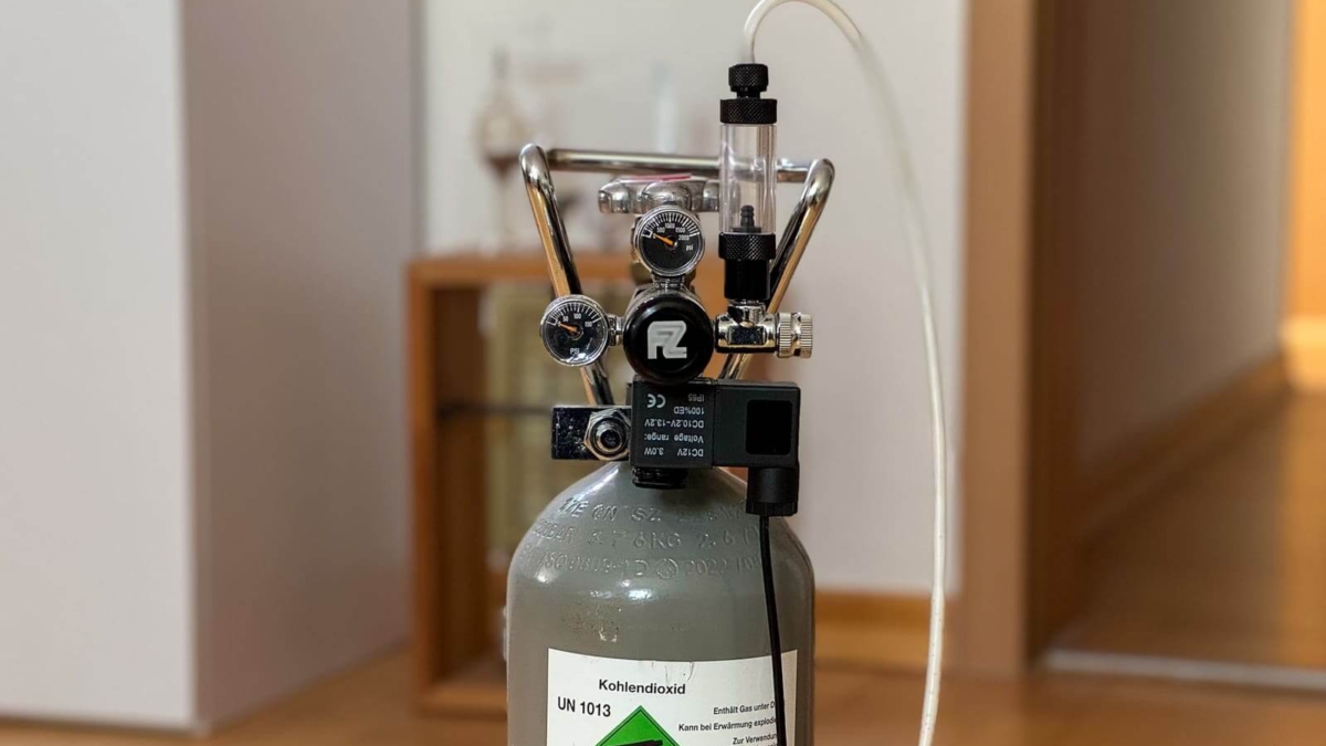 Druckgas-CO₂-Anlage mit Mehrwegflasche und Druckminderer für ein bepflanztes Aquarium