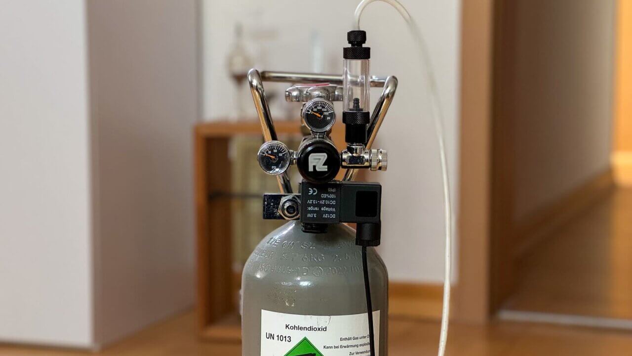 Druckgas-CO₂-Anlage mit Mehrwegflasche und Druckminderer für ein bepflanztes Aquarium