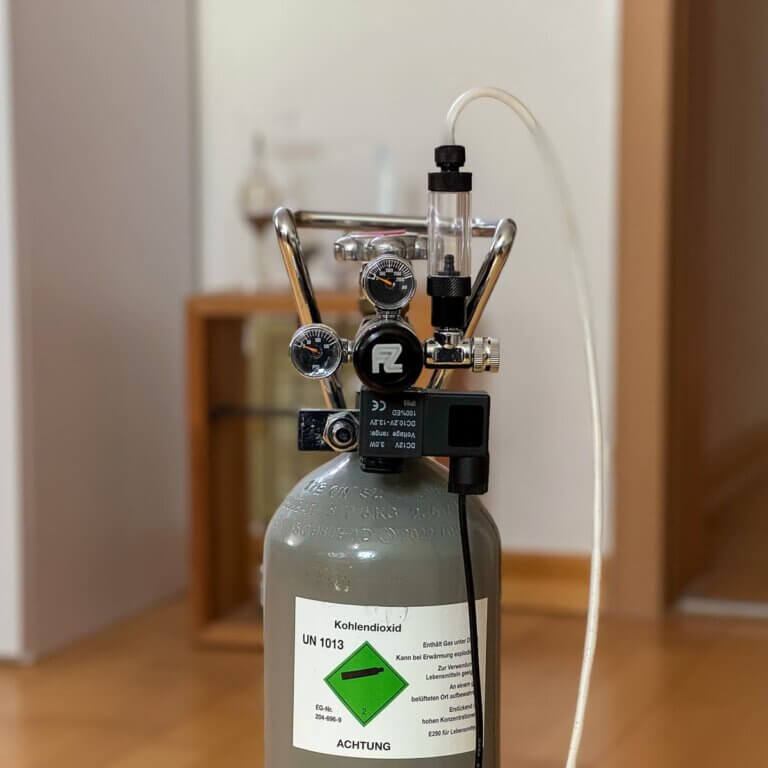 Druckgas-CO₂-Anlage mit Mehrwegflasche und Druckminderer für ein bepflanztes Aquarium