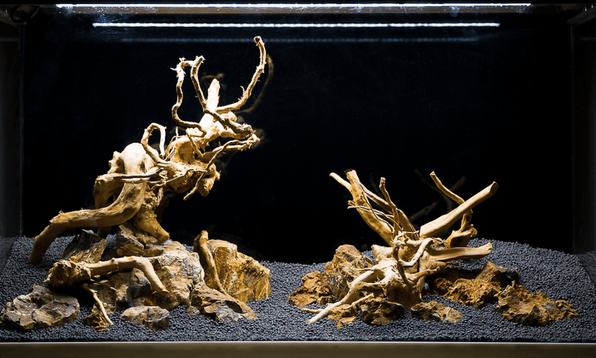 Aquarium-Hardscape aus Wurzeln und Steinen vor dem Einsetzen der Pflanzen