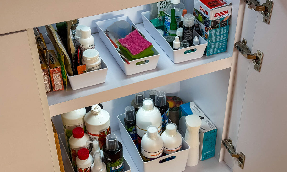 Aquarium-Zubehör und Pflegeprodukte im Aquarienschrank
