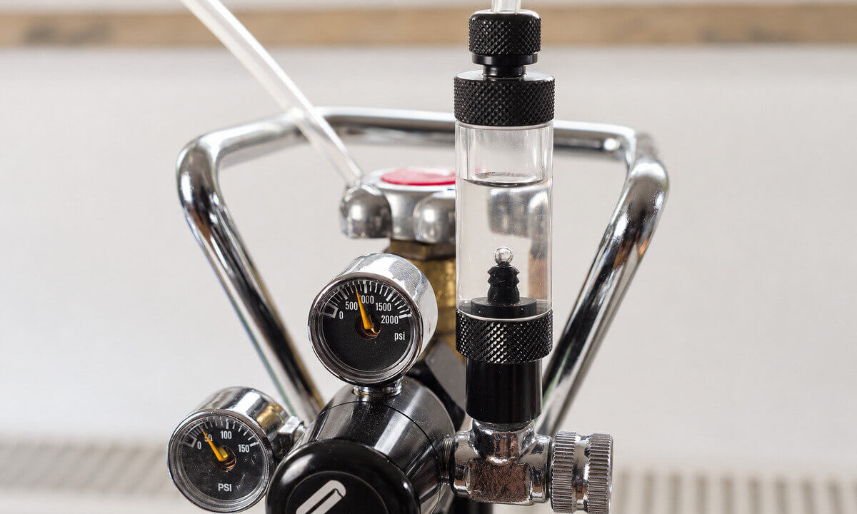 CO₂-Anlage mit Druckminderer, Manometern und Blasenzähler