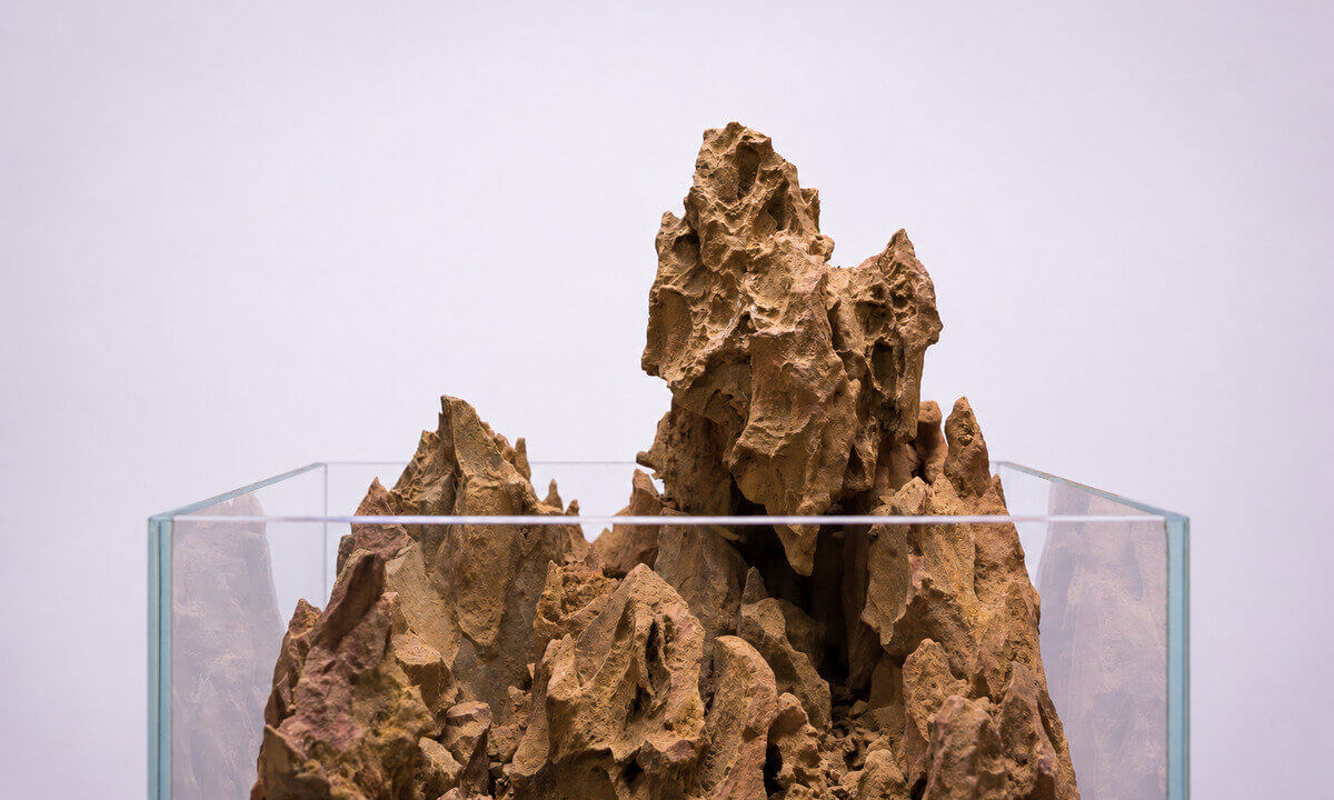 Drachenstein-Hardscape im Mini-Terrarium vor dem Anbringen des Kunstmooses
